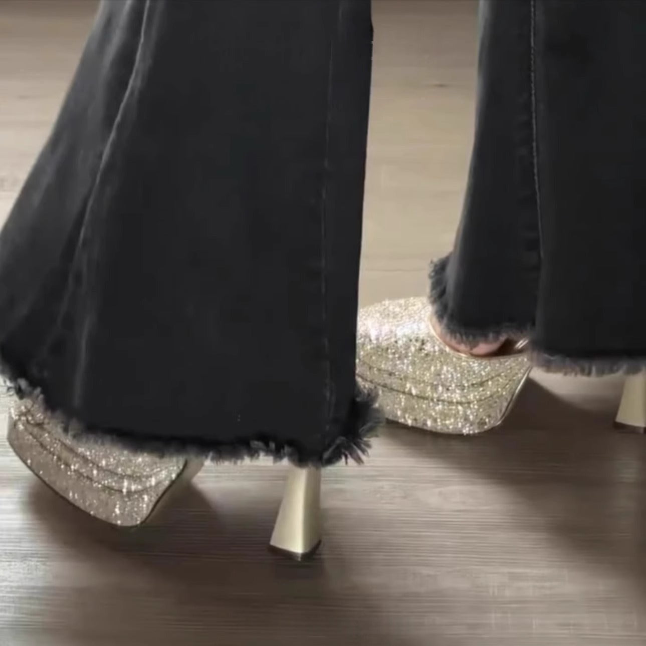 Sandali con Tacco Super Alto e Paillettes – Plateau, Cinturino alla Caviglia