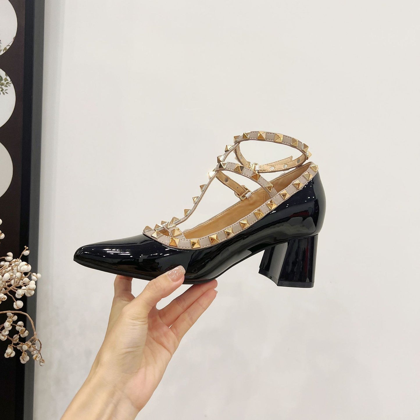 Scarpe con Tacco Alto a Blocco – Punta a Spillo, Rivetti e Cinturino alla Caviglia