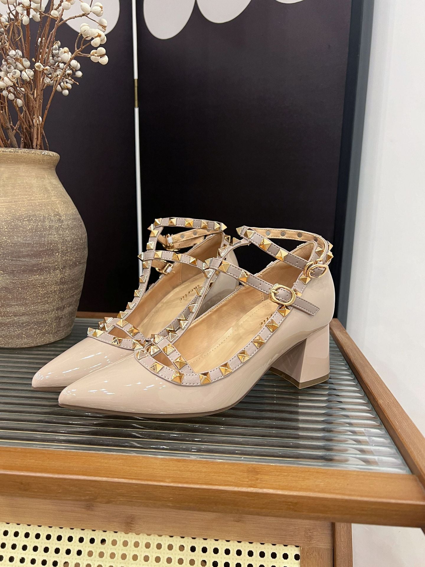 Scarpe con Tacco Alto a Blocco – Punta a Spillo, Rivetti e Cinturino alla Caviglia