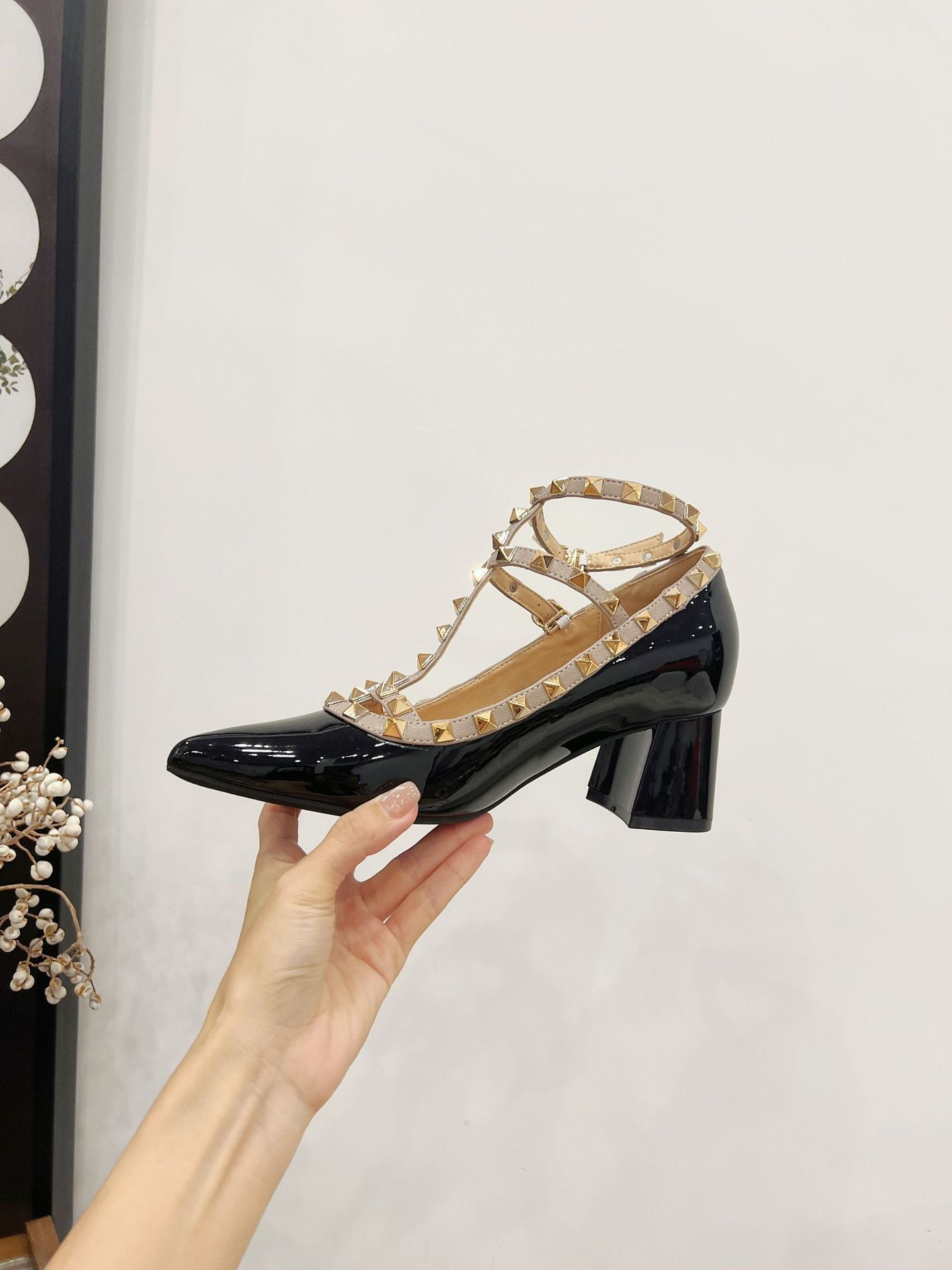 Scarpe con Tacco Alto a Blocco – Punta a Spillo, Rivetti e Cinturino alla Caviglia