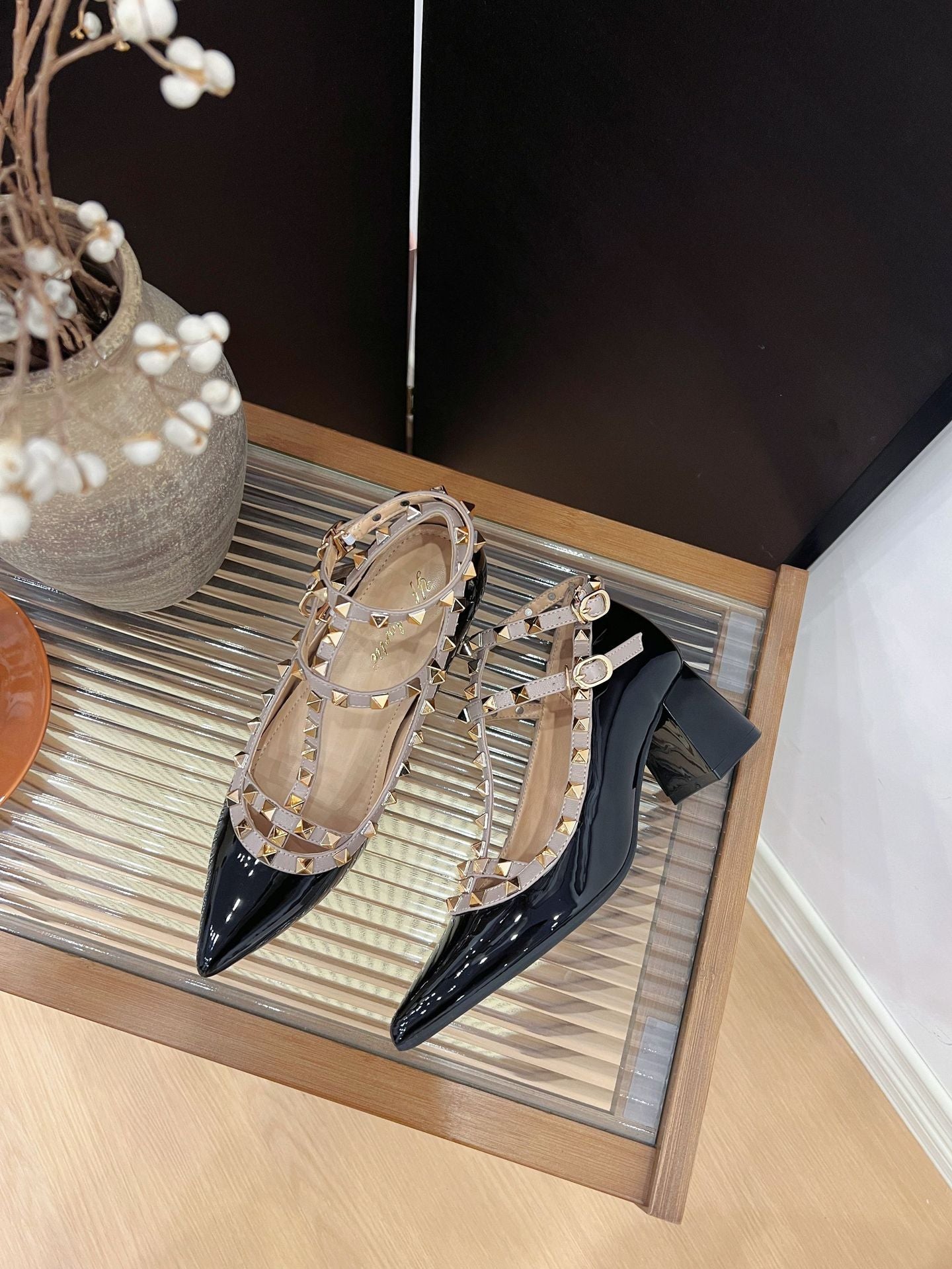 Scarpe con Tacco Alto a Blocco – Punta a Spillo, Rivetti e Cinturino alla Caviglia